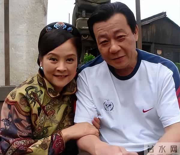 71岁寇世勋现状，晚年和原配一家生活，二房随3名子女远在国外