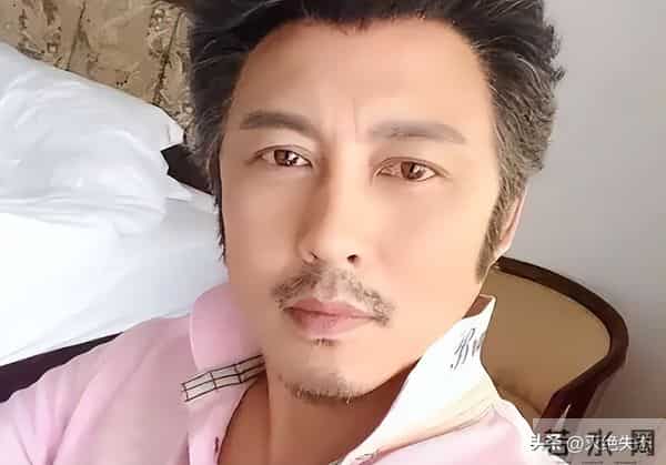 他是红楼第一美男，今62岁享受天伦，住豪宅被家里仨女的“拿捏”