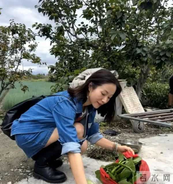 江一燕温州街头被偶遇,穿短裙腿被冻到黑紫,脸馒化到差点认不出