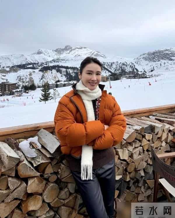 黎姿在国外度假带火了秋冬新穿搭:短款羽绒服+皮裤,时髦又减龄