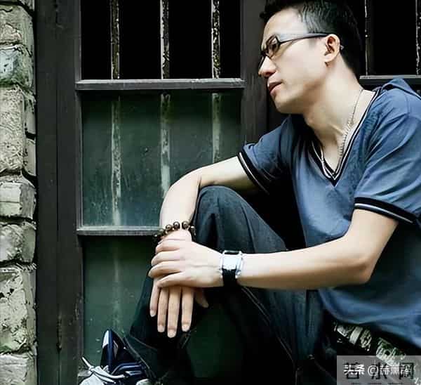 写歌30年穷困潦倒，前妻失望选择离婚，谁料51岁靠一首歌一夜成名