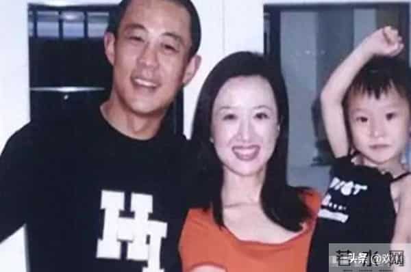 侯勇也没想到，曾被自己抛弃12年的糟糠之妻，今也开始走上坡路了