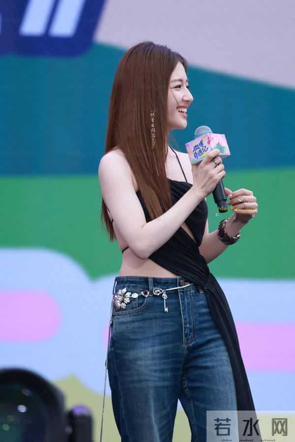 李兰迪绝美腿型，白细直堪称范本