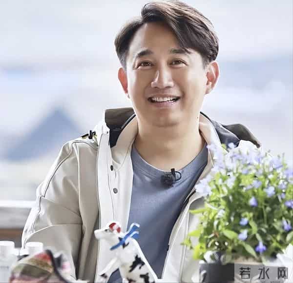 黄磊挥泪告别《向往的生活》，何炅陪伴在侧，张艺兴四人鞠躬致敬