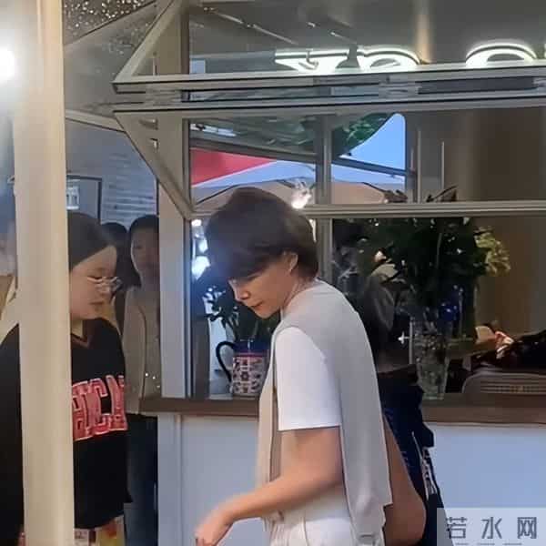 董卿母子现身看电影，13岁儿子身高超160，戴近视眼镜侧脸很普通