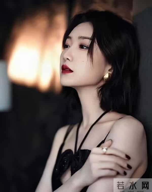 毛晓彤吊带黑丝裙纯欲感拉满，性感又藏着初恋甜