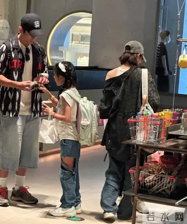 贾静雯一家成都逛街，50岁像30岁，咘咘天生高颅顶，但没波妞可爱