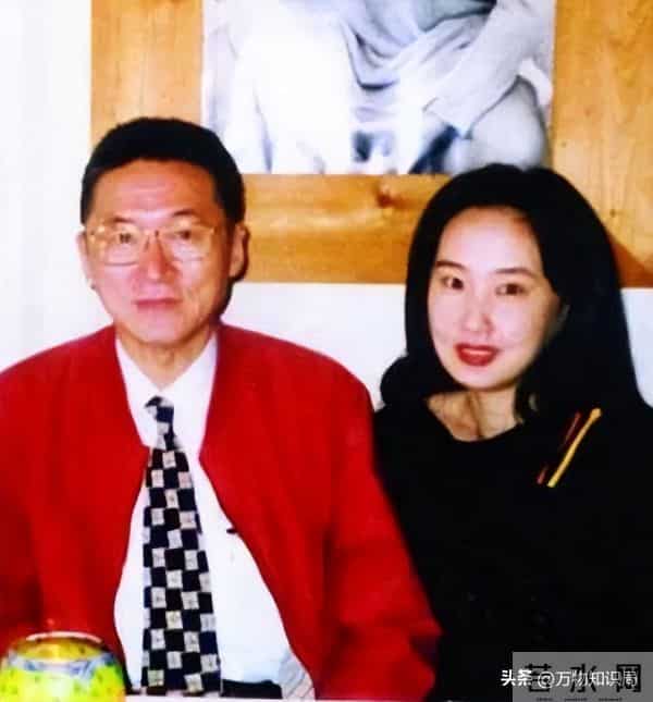 1992年，李敖与王小屯新婚留影，两人相差30岁，气质不输胡因梦