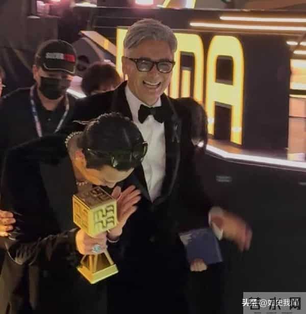 一场颁奖典礼，人情冷暖、江湖地位，在周润发身上体现得淋漓尽致