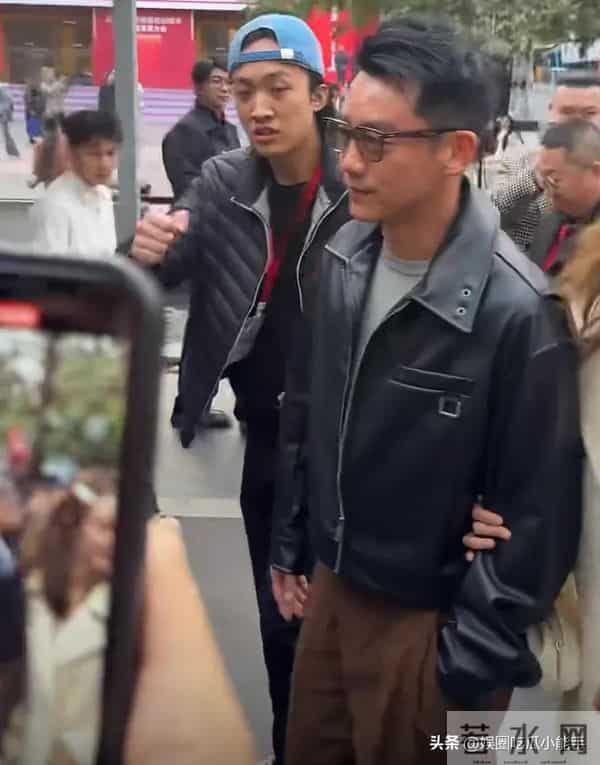 上戏八十周年校庆,郑恺牵苗苗现身,杜江陈赫出席雷佳音发型抢镜