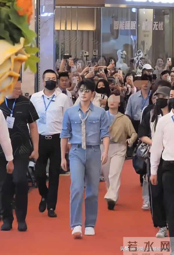 校草杨洋帅气现身重庆,唯一的缺点就是有点矮,壮实了不少