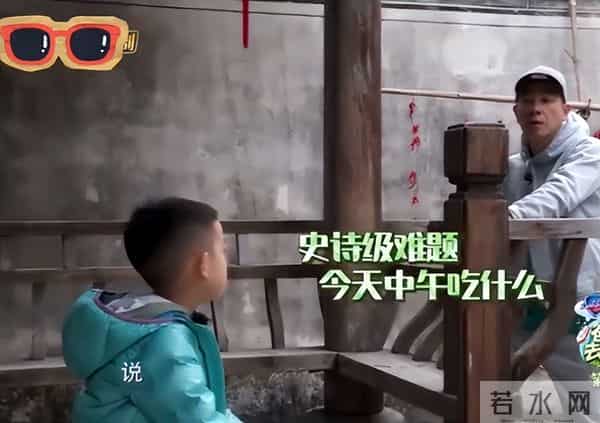 应采儿带娃出通告,素颜肿胀但满脸自豪,儿子后台背稿累到瘫桌上