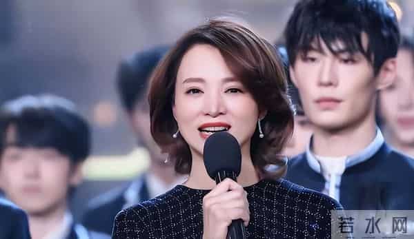 董卿母子现身看电影，13岁儿子身高超160，戴近视眼镜侧脸很普通