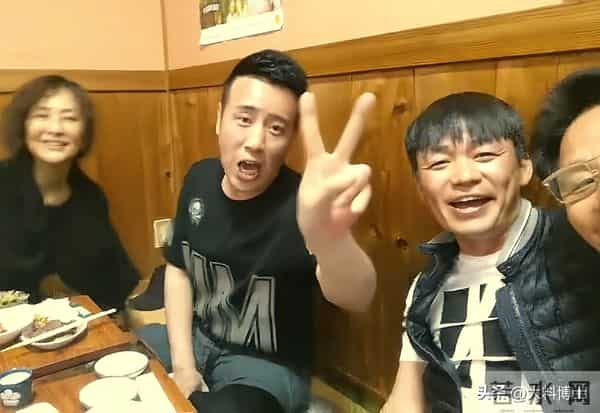 于和伟 王宝强小酒馆聚餐,两人喝的脸通红,疑似于和伟妻子亮相