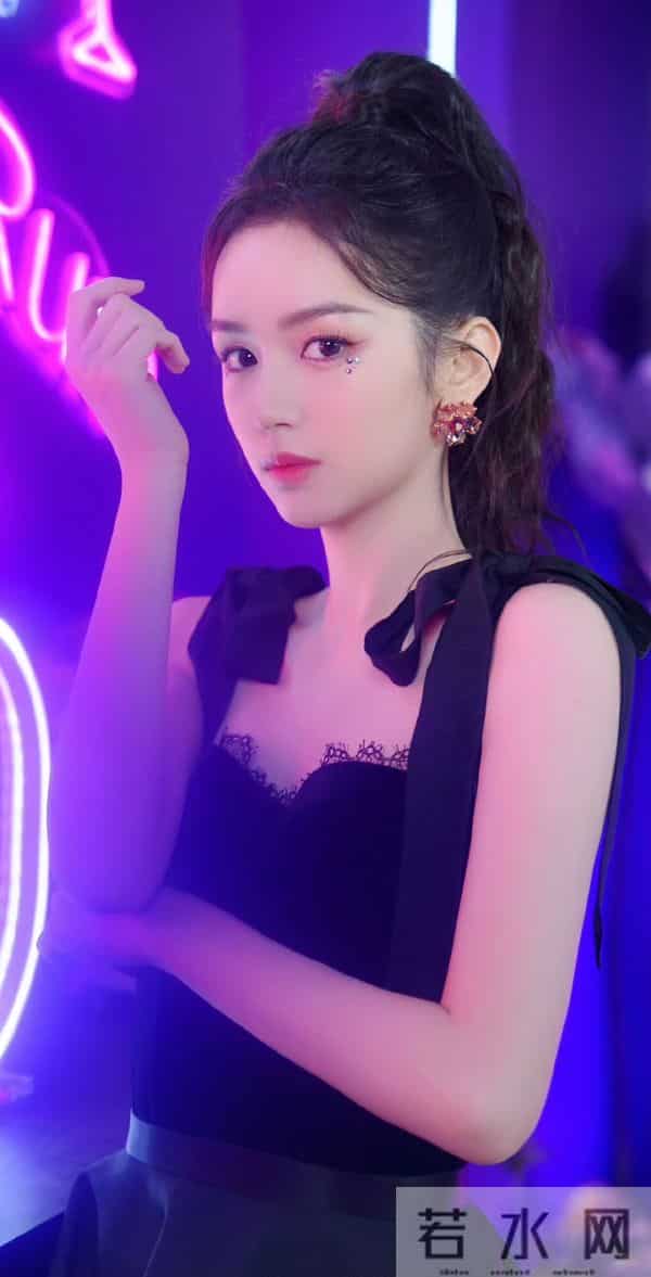 周也 黑色渐变裙的小公主