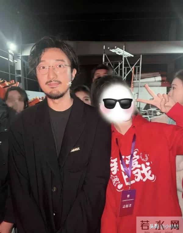 上戏校庆 于和伟瘦脱相 王传君好邋遢 一身白色套装的江疏影让人羞愧