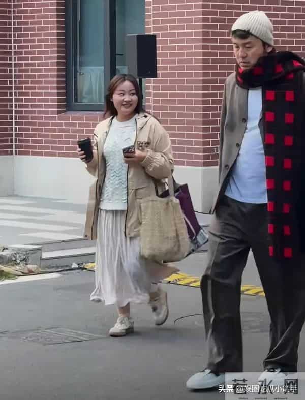 上戏八十周年校庆,郑恺牵苗苗现身,杜江陈赫出席雷佳音发型抢镜