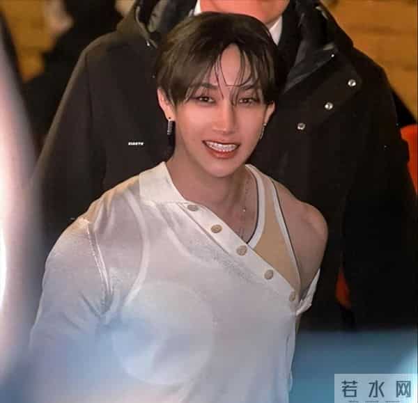 香奈儿大秀,辛芷蕾王一博同台看秀像姐弟,权志龙姨化穿搭辣眼睛