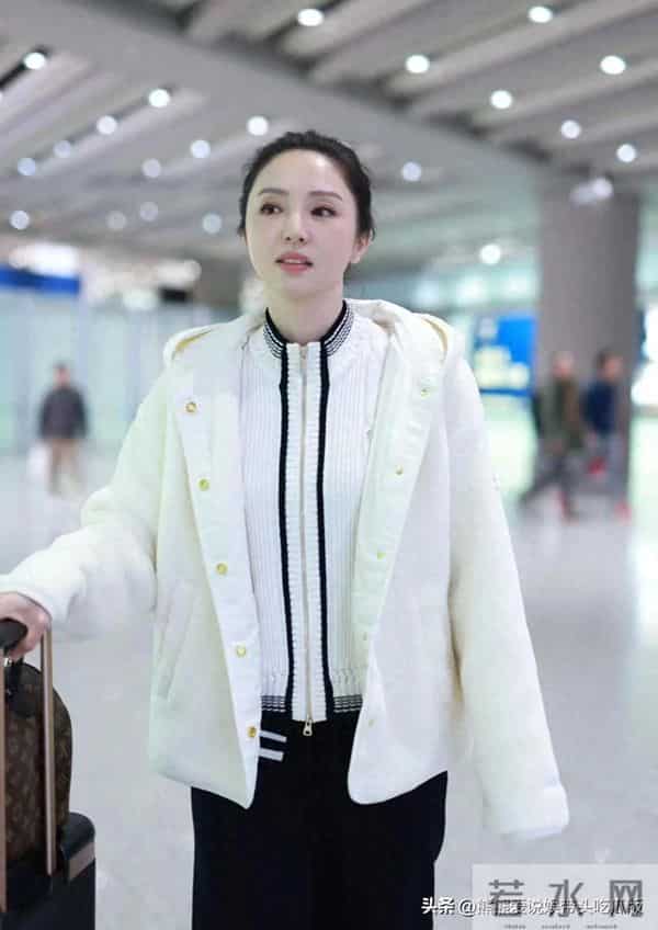 董璇机场私服真会穿！白色毛绒外套+拉链毛衣+阔腿裤，时髦又高级