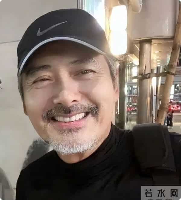 当70岁周润发与37岁权志龙站一起，我才彻底明白，什么叫相由心生