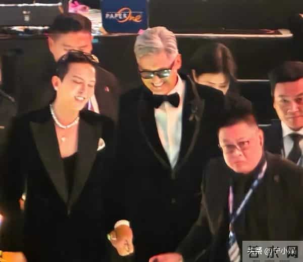 两副面孔？未见捐款却登台捞金，这次周润发被扒了老底，真相大白