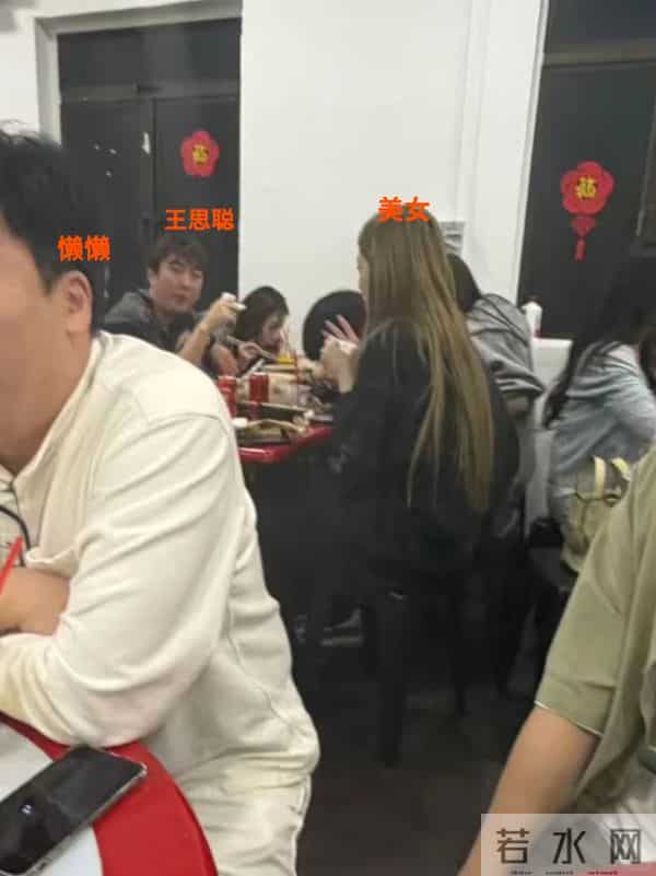 王思聪和懒懒新加坡约会,吃苍蝇餐馆消费降级,一行为遭路人吐槽