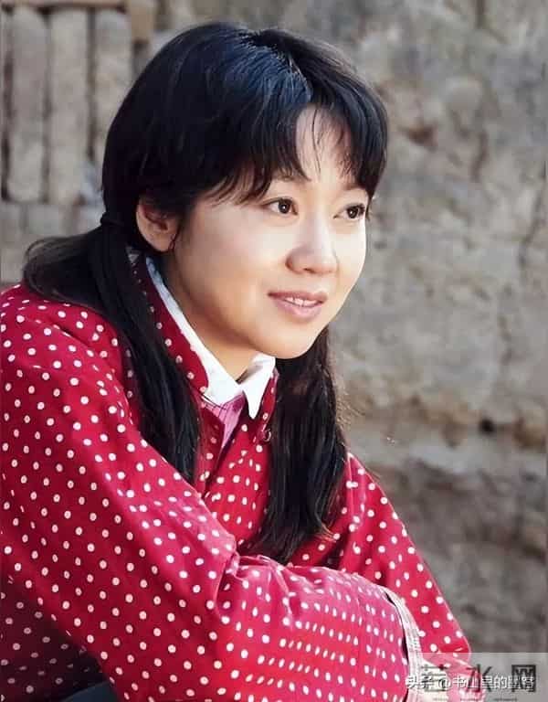 54岁闫妮变样：脸油腻嘴歪斜，身材发福像大妈，一代女神认不出了