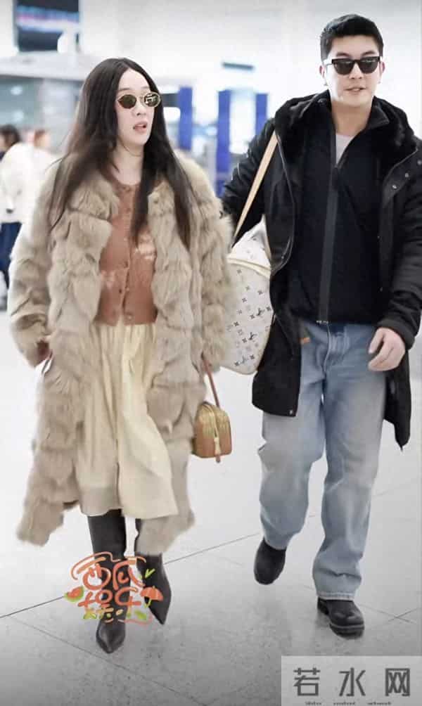 霍思燕夫妇出国旅行，穿40w皮草胖160斤很富态，杜江拎狗包像助理