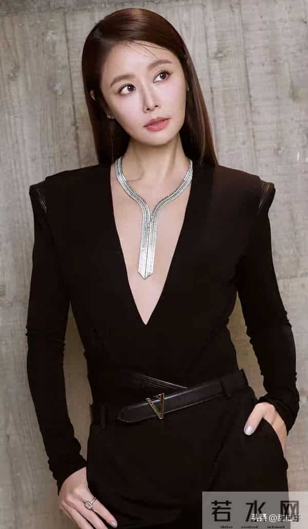 惊!50岁林心如活动登场,美貌状态好似少女来袭