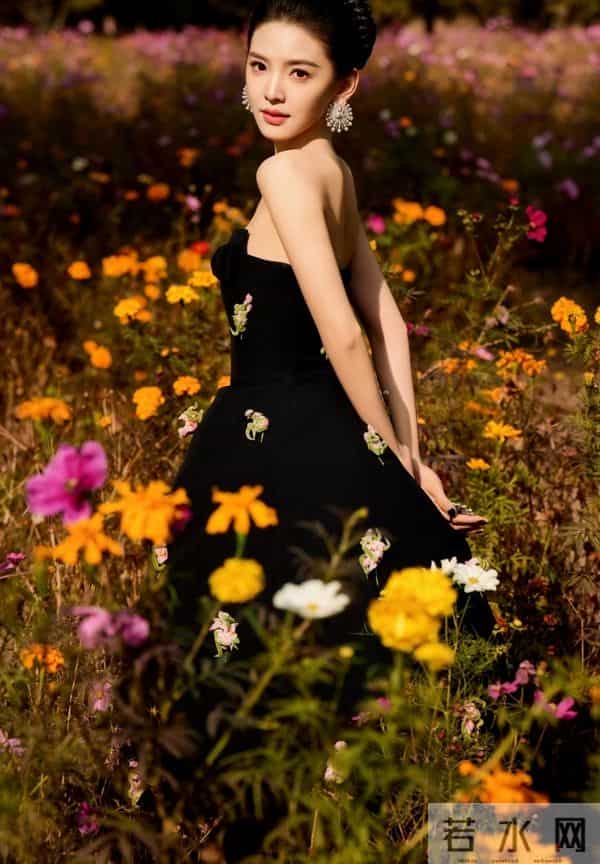 章若楠一字肩裙装美翻天，白皙肌肤晶莹剔透，摄影师捕捉童话瞬间