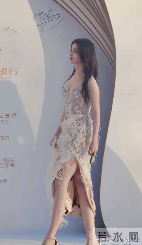 谁看了不心动?王楚然这身“行走的光”,美到挪不开眼!