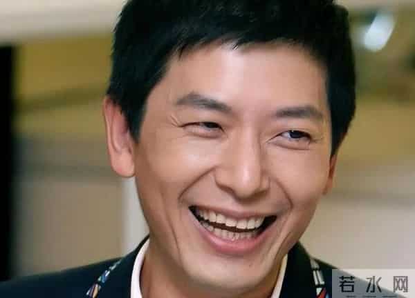 55岁戴军现身上海买手机，定居泰国享受悠闲人生，和她成了新邻居