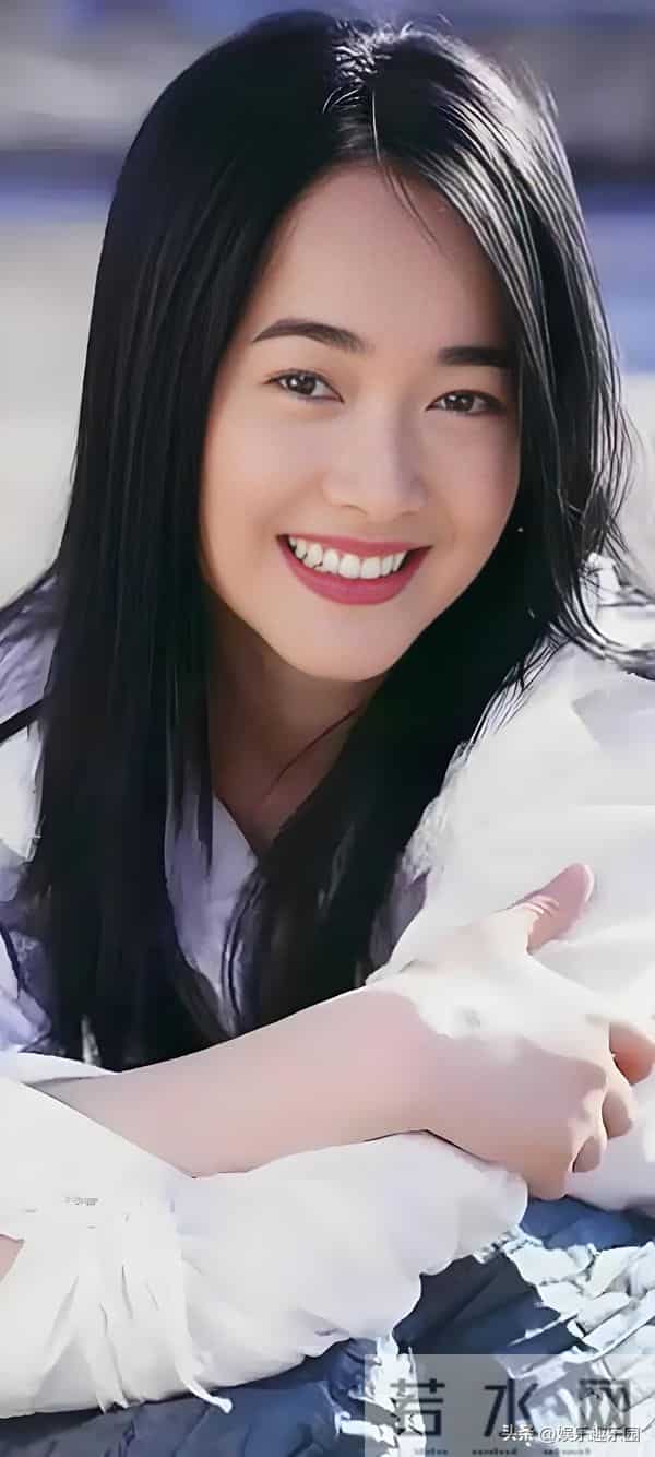 红裙衬得左小青明艳动人，精致造型尽显迷人风采