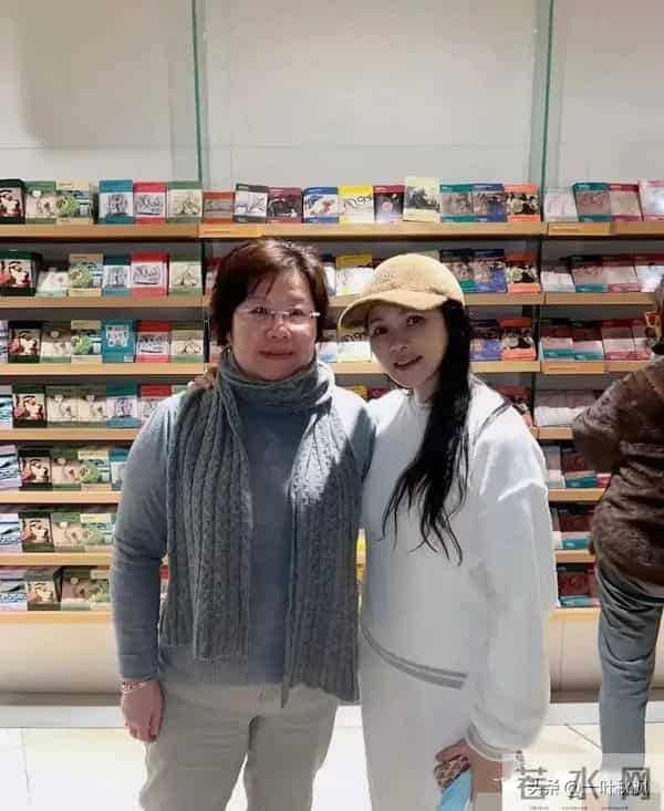 57岁伊能静在英国被偶遇，淡妆出镜，网友-我以为是旁边的老奶奶