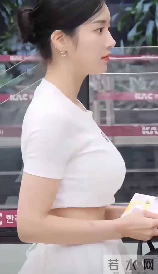 权恩妃纯白穿搭现身机场，气质出众！