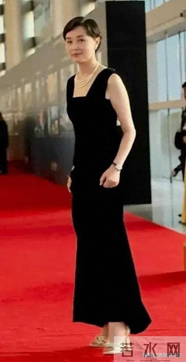 吴越露背黑裙杀疯了！