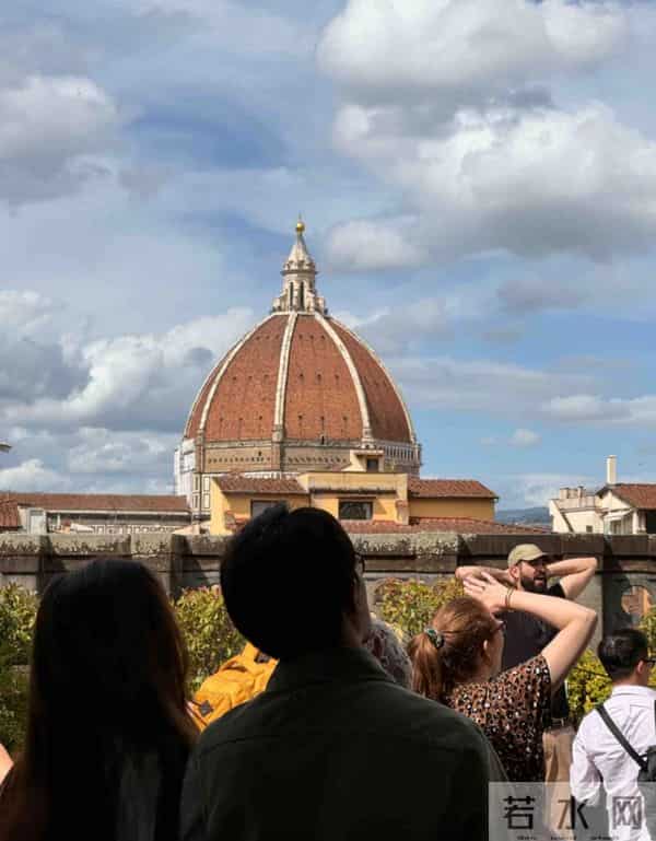 黄轩女友秀恩爱，在一起5年仍很甜，网友：这才是我们想要的嫂子