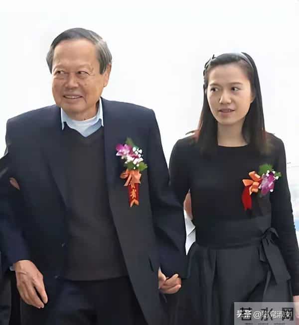 杨振宁走后,翁帆首次露面,妈妈陪同看展览,两人有说有笑状态好