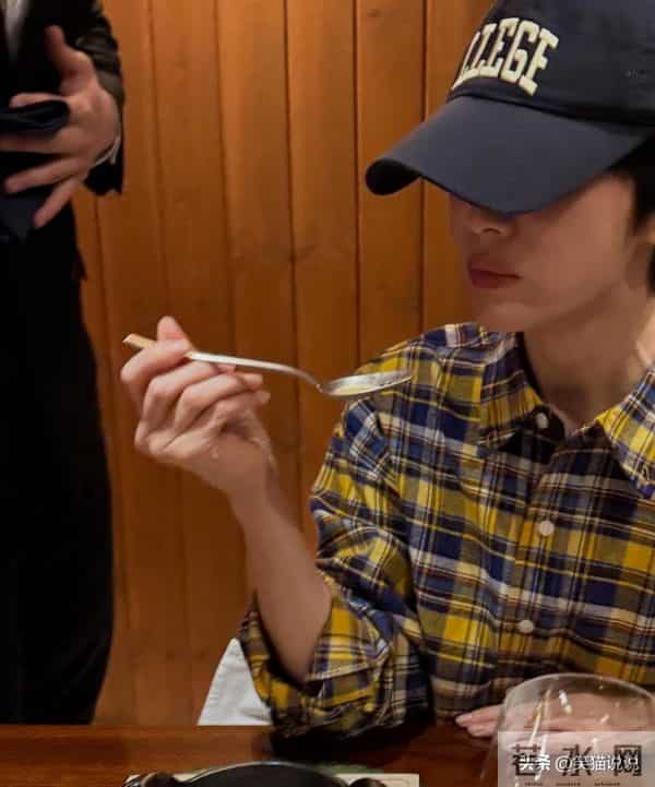 宋慧乔晒新照：皮鞋皮外套棒球帽好酷飒，头发又剪短了