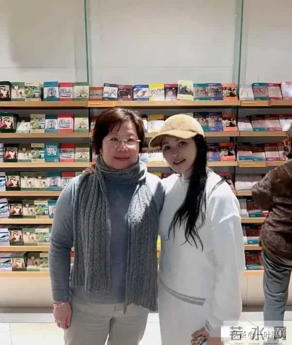 57岁伊能静在英国被偶遇，淡妆出镜，网友-我以为是旁边的老奶奶