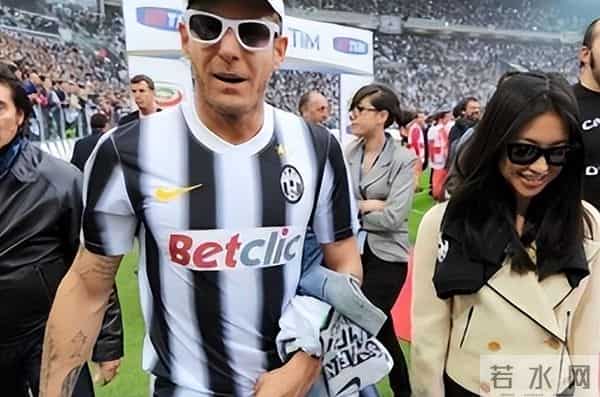 朱珠一家德国逛街，穿貂皮臃肿显土气，挤兑老公被网友怒喷