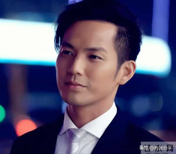 收手吧钟汉良!眼窝塌陷,脸部肿胀,疲态尽显,别再尬演精英男