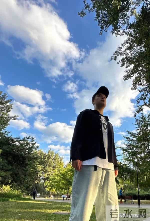 网友在澳门偶遇马頔李纯挽手逛街；此前有网友评论马頔“你和李纯同居了”，马頔：你懂什么叫结婚么