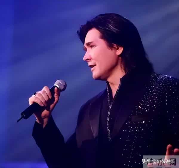 费翔在英国独居