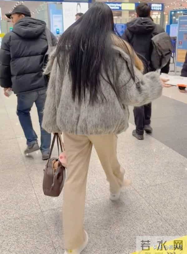 钟丽缇在机场被偶遇，她穿着貂绒大衣，这打扮不是谁都能驾驭的哈