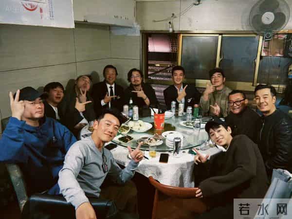 上戏80周年，众多明星出席校庆，郑恺和苗苗夫妇携手亮相校园