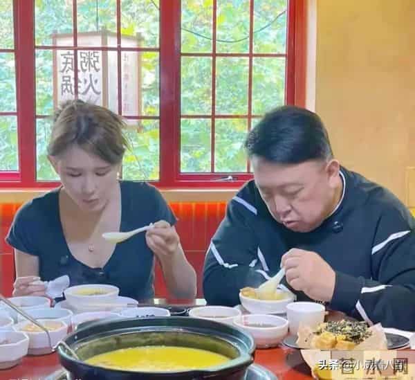70岁导演王晶带着晶女郎在成都吃火锅,王晶肚子好大 晶女郎身材好