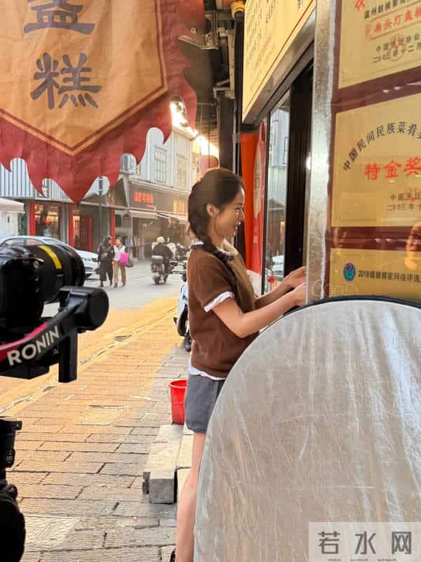 江一燕温州街头被偶遇,穿短裙腿被冻到黑紫,脸馒化到差点认不出