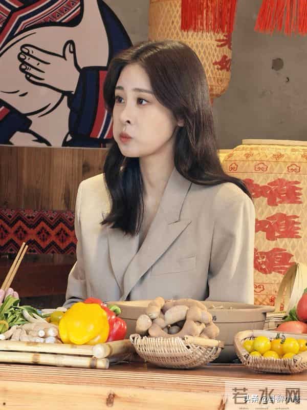 张碧晨在昆明吃火锅被偶遇，美得不可方物，嘟嘴的模样又萌又可爱