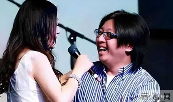 57岁袁惟仁瘦到只剩骨架送医院，成植物人三年，全靠母亲姐姐照顾